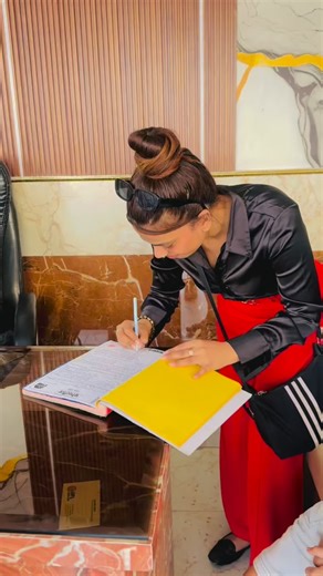 Ishika Singh Rajput on Instagram: "Mere sapne bade Aasmano se bhi, Me Chand pe hath rakh k soti hu, Mene Uthai hai zimmedari apne ghr ki , Me ghar ka beta nhi ghr ki choti beti hu, Khud pe yakin kar ke , Me is race me akeli bhaagi hu, Me bhul gai thi kya hota hai sona, me raat din jaagi hu, Aukaat se bada soch ke mene ye khwab saja liya , Mubarak kardo mujhe aaj sab, Mene mere Maa Baap ke lie ek Ghar bana liya 🧿🙏🏻🥹 2025 🙂‍↔️♥️ Ye Saal mushkil bhot raha, lekin usse Zada khubsoorat bhi, Thank