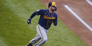 Crew blasts 5 HRs to split DH vs. Mets