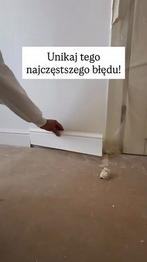 Listwa przypodłogowa wydaje się łatwa do zamontowania, ale czy wiesz, że niemal każdy popełnia ten sam błąd? 😱 Nie daj się zaskoczyć! Zobacz, jak szybko i bezbłędnie poradzić sobie z montażem i ciesz się perfekcyjnym wykończeniem swojego wnętrza! ✨ #remont #wnetrza #diyprojekt #domowewskazowki #budowadomu | LUSSOO Design