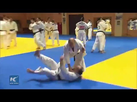 RAW: Putin throws members of national judo team to the ground