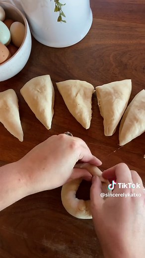 This sourdough bagel recipe by The Pantry Mama is the absolute best and it's so easy. Recipe: 100g active sourdough starter 250g warm water 10g salt 30g white sugar 500g bread flour •Combine and knead for 10 minutes. •Place in a bowl, cover and let rest on the counter overnight. •In the morning, divide dough into 8 equal sections. •Roll each section out and connect the ends. •Place each bagel on a square of parchment paper, cover with a towel and rest on the counter for 1-2 hours. •Drop bagels i