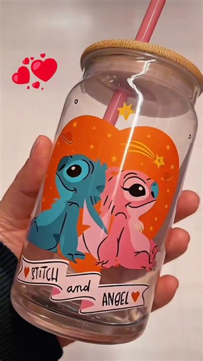 Hermoso vaso pitillo perfecto para regalar o simplemente consentirte 💓✨ Pide el tuyo al WhatsApp 📲925 5653255 #RegalosSanValentín #stich #regaloscreativos #vaso #camisetas