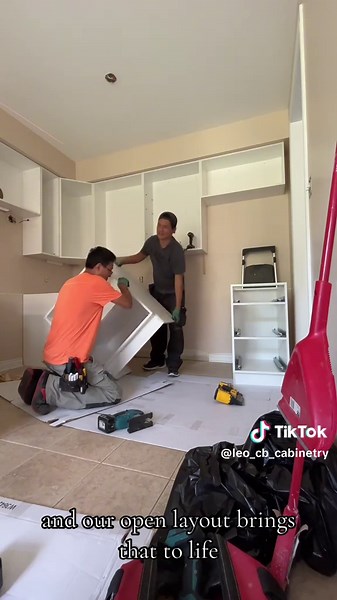 French Vintage U-shaped kitchen design#buildings #kitchen #interiordesign #cabinetry #kitchenrenovation #modernkitchendesign #toronto #whitekitchen #homelmprovement #kitchentrends2024 #etobicoke #oakville #luxuriouskitchen #brampton #modernkitchen