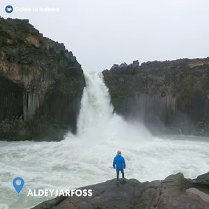 When asked what the most beautiful waterfall in Iceland is, many locals will answer “Aldeyjarfoss.” This beautiful waterfall is located in North Iceland and is easiest to visit during summer, as the road conditions can be challenging once winter sets in ☃️ Aldeyjarfoss requires a detour, but if you have the time, it’s highly recommendable 🤩 | Guide to Iceland