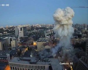 Khoảnh khắc hai tên lửa hành trình 9M727 Iskander-K lần lượt tấn công vào tòa nhà của Ukrspetssystems ở Kyiv sáng nay, một công ty chịu trách nhiệm phát triển và sản xuất nhiều loại UAV quân sự của Ukraine | Nữ chiến binh Nga