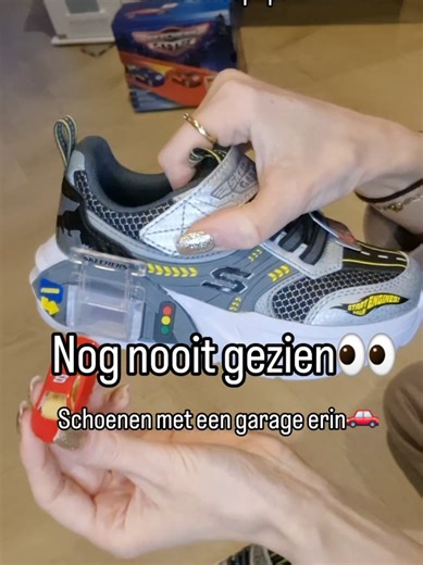 Deze schoenen hebben gewoon een ingebouwde garage met 2 auto's🚗🚘 Ook erg handig voor onderweg, want je hebt altijd speelgoed mee🤗 Comment auto of 🚗 en ik stuur je de link #mama #boysmom #jongensmama #auto #kinderschoenen