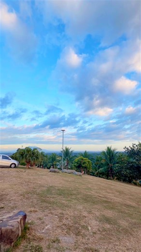 20 minutes drive lang mula sa Xevera, nasa taas ka na ng bundok na may magandang views at pwede pang mag picnic at camping. Ito ay sa Bella Montana Farm na matatagpuan sa ating katabing bayan ng Bamban | Mabalacat City
