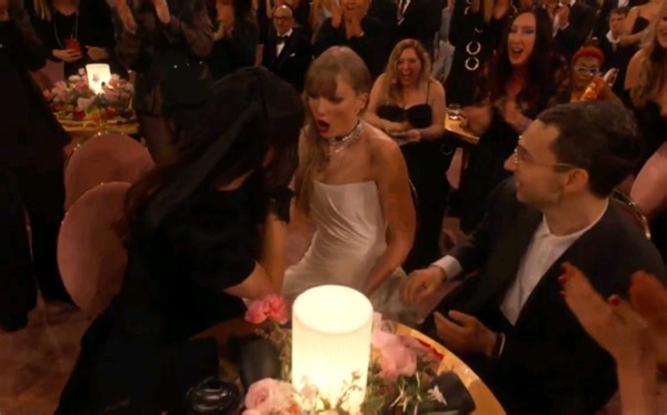 中英双语泰勒四封年专TAYLOR SWIFT Wins Album Of The Year For 'MIDNIGHTS' | 2024 GRAMMYs年度专辑
