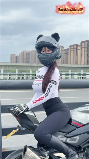 Stunning Lady Biker Outfit Check And Street Ride #GirlRider #Motorcycle #Bikelife