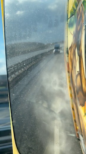 Vor mir Sonne, hinter mir grau. Die Straße nass, die Reifen spritzen hoch wie früher beim Fahrradfahren durch die Pfützen. Manchmal ist das Leben genau so — ein bisschen hell, ein bisschen dunkel… und trotzdem geht’s weiter.“ #lkwfahrer #trucklife #ontheroad #unterwegssein #momentaufnahme #lkwalltag | Angelika Scherer