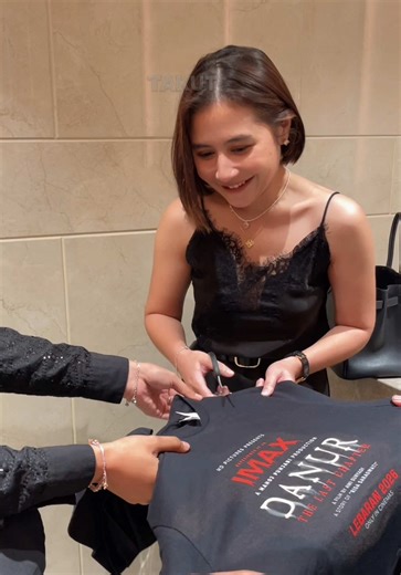 Ini dia proses make over baju promo, last minute banget sebelum presscon Danur: The Last Chapter. Untungnya berhasil dan nggak compang-camping 😂