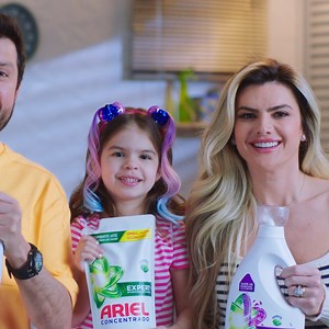 Se você ainda tem dúvidas de quanto Ariel Concentrado usar para lavar suas roupas, esse é o momento de tirar a limpo com o Ceará, a Mirella e a Valentina. 🤩 Aqui, eles ensinam a dosagem certinha para diferentes tipos de lavagem: carga regular, para sujeira moderada, e carga pesada, para roupa muito suja. 💚 Tudo muito simples e fácil! | Ariel Brasil