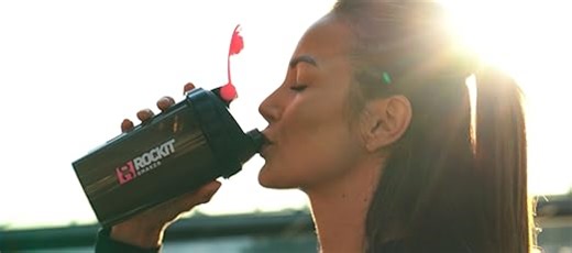 ROCKITZ Protein Shaker | Made in Germany - garantiert auslaufsicher | patentiertes Mischsystem | Shaker Proteinpulver - Eiweiß Shaker | Fitness Trinkflasche | BPA frei (Transparent | Rot, 900ml)
