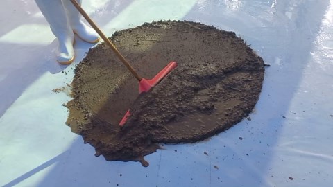 Washing the Dirtiest Round Rug Ever!