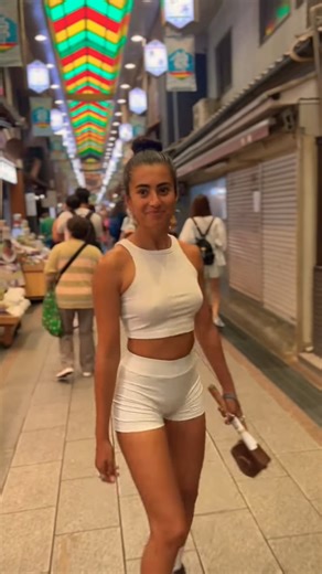 Markets in Japan @kathimodel #outfit #japan #marketing #latina #asia #outfitinspo #fashion #abs
