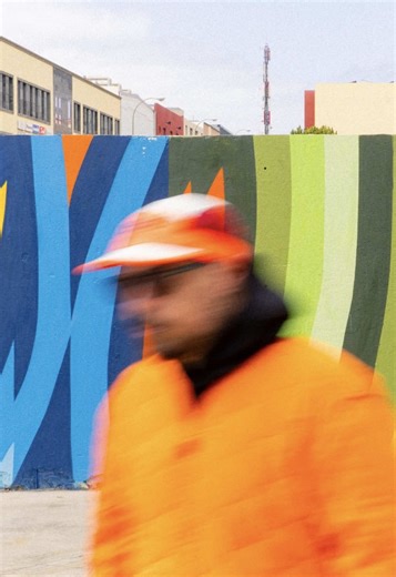 🎨 Capi Cabrera es un artista de Las Palmas de Gran Canaria, que forma parte de la última exposición 'Sofá para seis' del espacio La Panera, en colaboración con el espacio de El Palmeral. 🌊🌴☀️ En el contexto de esta muestra, Capi nos habla de su propio lenguaje, del color, de la geometría, de sus referentes y de cómo ha sido su evolución como creador, que se ha visto envuelta por un marcado acento canario en su vuelta a su isla natal, Gran Canaria. ⏰🗓️ ´Sofa para seis' se puede visitar en La 