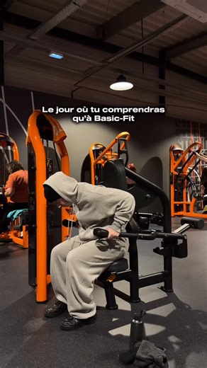 Archie Newstead | Online Coach on Instagram: "À Basic-Fit, beaucoup de gens passent à côté de ce qu’ils ont vraiment sous la main. Certaines machines Matrix sont pourtant bien plus abouties qu’on ne l’imagine en salle commerciale. La machine à dips, par exemple : stable, trajectoire propre, il lui manque surtout une ceinture. La supine press : double prise, convergence, courbe descendante (idéal pour les pecs). Même logique sur la shoulder press convergente, ou sur certaines machines jambes (add