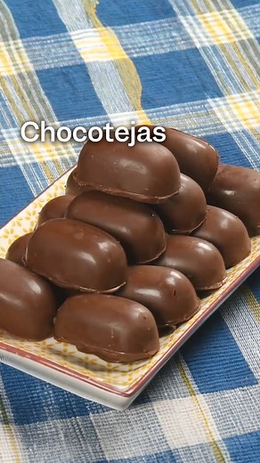 Hacer chocotejas es mucho más fácil de lo que crees. Aquí, rellenas de pecanas y manjar blanco para sorprender a mamá en su día. 💖 🎁 Ingredientes: - 300 gramos de cobertura de chocolate bitter - 200 gramos de pecanas en mitades - Manjar blanco - Molde para chocotejas Receta completa: https://buenazo.pe/recetas/dulces-y-postres/chocotejas-ingredientes-paso-paso-108 #chocoteja #chocotejas #receta #buenazo #mamafeliz | Buenazo