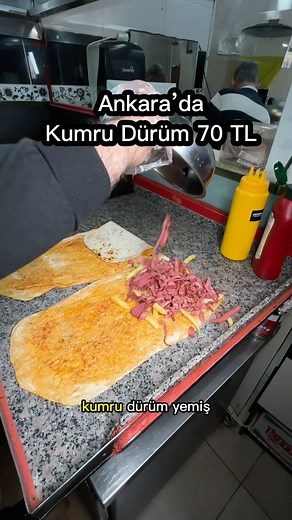 Ankara Yemek Alışveriş Mekan Etkinlik Rehberi on Instagram: "Ankara Kızılay’da 20 yılı aşkın süredir olan kumrucu “Şişman Kumru Kızılay” #reklam Dürüm Kumru 70₺✨ Dev Kumru 100₺ ✨ Dürüm kumruyu ilk defa burada gördüm🍀 Kumruların porsiyonu oldukça büyük✨ Şehrin merkezinde bulunuyor✨ Birlikte kumru yemek istediğin arkadaşına bu videoyu gönder✨ Siz fiyatları nasıl buldunuz ? Kızılay, Şht. Adem Yavuz Sk. No:15 Şişman Kumru"