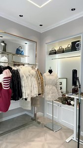 Đây là một chiếc áo cardigan len kèm khăn choàng rất rất xinh và e chắc chắn nó sẽ là một mẫu siêu hot trong đợt hàng mới về. Mặc lên ngắm mãi và em thấy siêu ưng ý từ chất đến form. Kết hợp cùng quần xuông nỉ như em đang mặc đẹp lắm. Chưa cần up đã biết luôn set này sẽ hết hàng trong phút 1😚 | TRANG PHÙNG SHOP- 79C Lâm Hạ