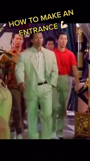 Mastering the Art of Making an Entrance in Bodybuilding 🏋️‍♂️