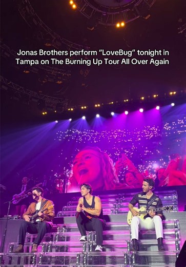 Jonas Brothers perform “LoveBug” in Tampa – Burning Up Tour All Over Again