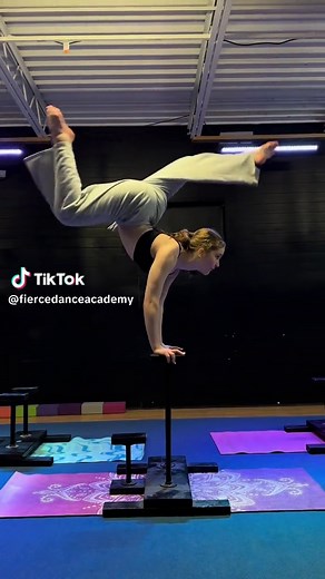 hand balancing night 😌 #fyp #dancersoftiktok #acro #tumbling #handbalancing