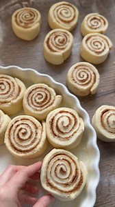 Melda Bekmezci on Instagram: "Bu sene kac kere yaptim sayan oldumu?😄❤️ Zutaten: 500g-600g mehl 250ml lauwarme milch 1 pck vanillenzucker 1 pck frische hefe 100g zucker 70g zimmerwarme butter Prise salz 1 ei Cream Cheese Frosting: 120g puderzucker 70g frischkäse 1pck vanillenzucker Für die füllung: 120g rohrzucker 70g butter Zimt Lauwarme milch, zucker, frische hefe, prise salz und vanillenzucker verrühren und 10 min ruhen lassen. Restliche zutaten dazu geben und zu einem teig verkneten. 1 stund