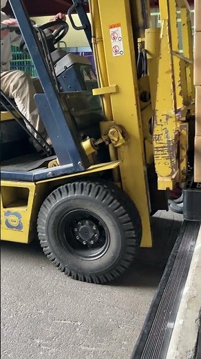 荷物に爪を刺すコマツフォークリフト