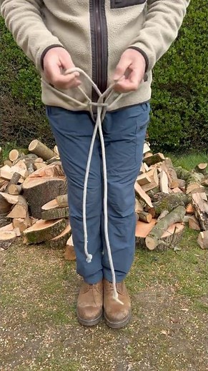 Survival Skills Lifehack : The Swiss Seat #camping #campinginthewoods