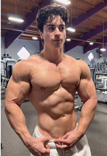 What’s your split?? I Fits from @AYBL c0de Tabone to save & support 🤝 If you're interested in personalized 1:1 coaching with me, applications are in my b!0 💪 #workoutsplit #gymsplit