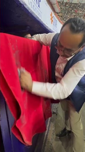 AGUASCALIENTES 2025 -Corrida 22/11/25 | Antonio bobadilla limpia la muleta de Andrés Roca Rey