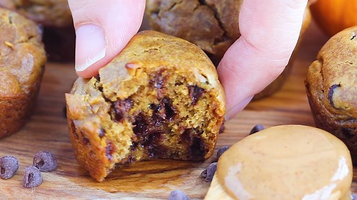 Full recipe: https://www.eatingbirdfood.com/flourless-pumpkin-spice-chocolate-chip-mini-muffins/ Flourless pumpkin muffins made with almond butter and pumpkin. No flour, no oil and no dairy. 🙌 9 grams of protein in each muffin! #glutenfree #grainfree #pumpkin | Eating Bird Food