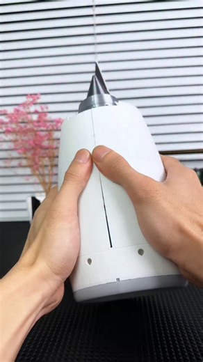 𝗧𝗲𝗰𝗵𝗻𝗼𝗹𝗼𝗴𝘆 | 𝗜𝗻𝗻𝗼𝘃𝗮𝘁𝗶𝗼𝗻| 𝗚𝗮𝗱𝗴𝗲𝘁𝘀 on Instagram: "This turbofan engines is a type of air-breathing jet engine that combines the power of a turbojet with the efficiency of a propeller. It uses a large fan at the front to pull in huge amounts of air, producing most of the thrust through bypass airflow."