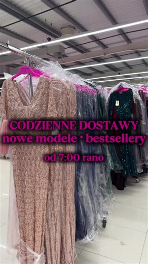 U nas najlepiej być rano. Bo najlepsze modele naprawdę nie czekają długo. Każdego dnia, od 7:00 rano, w Pretty Women pojawiają się nowe dostawy – świeże modele, aktualne kolory oraz powtórki bestsellerów, na które butiki czekają. To, co sprzedaje się najlepiej, schodzi szybko. Dlatego poranna dostawa to moment, na który warto być na miejscu. Ale spokojnie – to nie jednorazowa okazja. Codziennie jest kolejna dostawa, a kolekcja żyje razem z rynkiem. Pretty Women to hurt, który pracuje dzień po dn