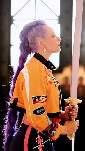 I've been meaning to cosplay Rumi again for mooooonths 💜💜 @kpopdemonhuntersnetflix @netflix @netflixgeeked ⋅ ⊱⋅❂⋅⊰ ⋅ ⊱⋅❂⋅⊰ ⋅ ⊱⋅❂⋅⊰ ⋅ #rumicosplay #kpopdemonhunterscosplay #kdh #kpopdemonhunters #cosplaytransition | Halcybella