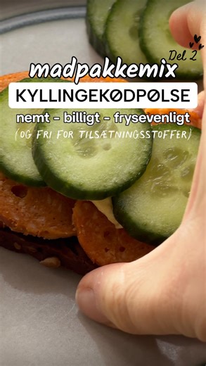 Karlas Køkken • BLW, baby- og familiemad on Instagram: "🔖 SNUP OPSKRIFTEN👇🏻 [Husk forresten lige, at du får meget mere inspiration til madpakken i MIN BEDSTE MADPAKKE 📖✨ … som du kan købe på karlas-koekken.dk, hvor du også får dit eksemplar signeret OG du får BONUSLISTEN med for 0 kr] ⭐️Det gode ved hjemmelavet kyllingekødpølse (eller pålæg generelt) er, at: ✅ Den smager dejligt ✅ Den er mega nem at lave ✅ Den sparer dig penge ✅ Den kan fryses (så det sparer dig tid og kræfter) ✅ Den er uden