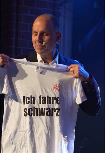 Lifehack auf eigene Gefahr 🙅‍♀️🚆 ➡️ Wer dachte Jura sei trocken, hat diese Stories noch nicht gehört: Prof. Christian Solmecke erzählt von den verrücktesten Rechtsfällen – ab sofort auch als Hörbuch verfügbar! 🎧 ➡️ Live erleben könnt ihr Rechtsanwalt Prof. Christian Solmecke am 11.09.2026 im NightWash club 🎤 Jetzt Tickets auf myshow.de sichern 🎫 #ChristianSolmecke #Rechtsfälle #Jura #Comedy #NightWash