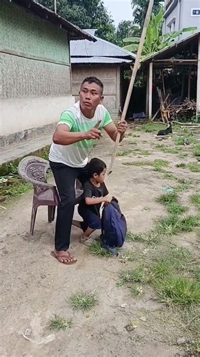 The best funny technique for picking up a bag #funny #comedy #foryou