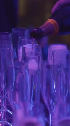 For one night only, aqua becomes an underwater world pulsing with DJs, mesmerising energy, and performances that keep the night in motion. The perfect way to send off 2025 with style. 12月31晚，aqua化身流光幻境——DJ音浪如潮湧動，震撼能量與連場表演撼動全場，整晚演出將令夜色如白晝歡騰。 在aqua揮別2025，盡享狂歡與格調。 | aqua