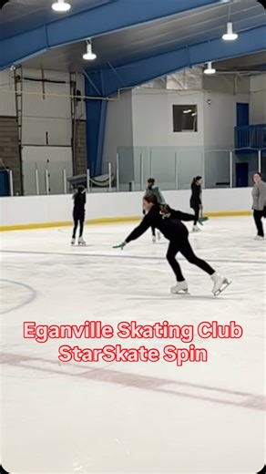 The backspin is one of the most important spins for a skater to master — it’s not just a spin, but the rotational position for all jumps in figure skating. This skater is building a stronger, faster spin by keeping her body aligned over her skating foot in a tight rotational position, while maintaining a clean backward outside edge throughout. Coaches Corner 🎯 Tip from Coach Shari Kosowan @sharikosowan Video & Editing: Chelsea @run705.mama Featuring @lindy_skates #skatecanada #skateontario #ega