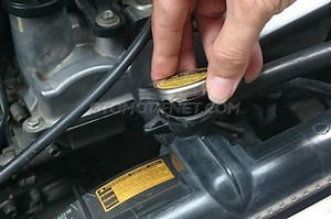 Kuras Air Radiator Toyota Avanza Veloz, Awas Ada Katup Tambahan - Otomotifnet.com