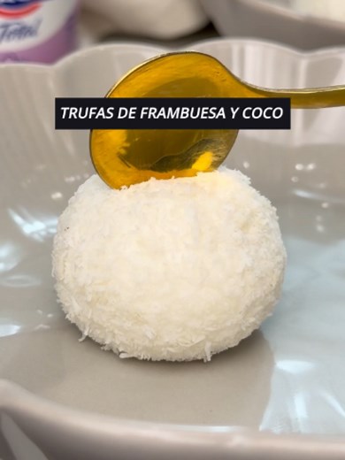 Pequeñas por fuera, irresistibles por dentro 🍓🍫 Estas trufas con yogur griego FAGE Total 0% envueltas en coco, combinan una textura cremosa con el toque refrescante de la frambuesa. 👉 Guárdate la receta para sorprender en casa. #FAGETotal #YogurGriego #Snack