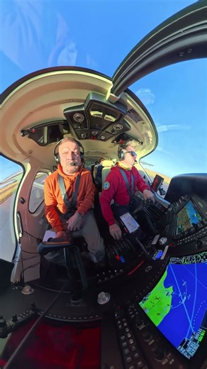 Praca rąk na sterach.