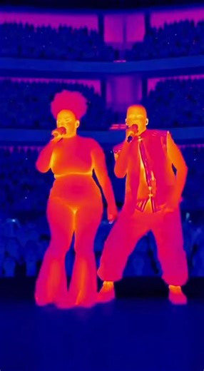 The singer sang affectionately on stage, but his sphincter couldn't hold on... The thermal imaging camera captured this
