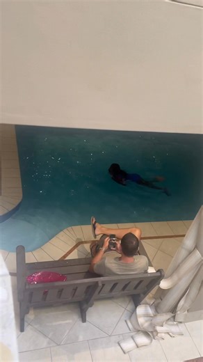 Hello depuis 📍Plattekloof 🇿🇦 On s’offre une pause dans un Airbnb pour recharger les batteries : école pour les petits, lessive, boulot, repos, puis repos, encore repos 😅 C’est quoi pour vous le “petit luxe” en voyage ? Une machine à laver ? Une bonne douche chaude ? Un bon lit ? 😄 #nomadlife #southafrica #travelphotography #travel #africa | The OverLand Lovers