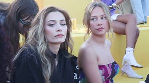 El tenso e incómodo encuentro de Ester Expósito con Paris Jackson, la hija de Michael Jackson, en Barcelona: Sus caras lo dicen todo