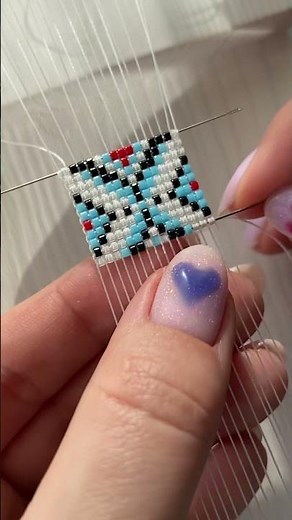 How to weave one row of loom beaded bracelet 😮 #loom #loombeading #beads #beadweaving #beadingtips