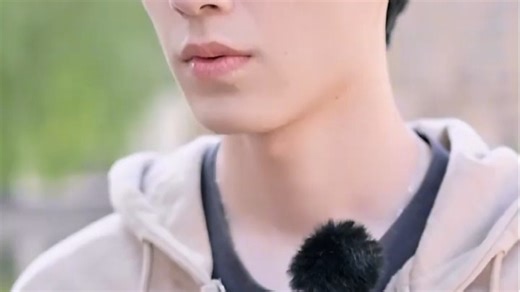 RELLET-AI预莲玻尿酸喷雾300ml，保湿舒缓控油，随身补水好搭档。清爽不黏腻，随时随地呵护肌肤水润平衡，适合日常护肤及妆后定妆使用，让肌肤焕发自然健康光