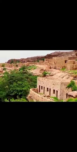 Au pays DoGoN a sangha sur la falaise de Bandiagara. | DOGON ET FIÈRE